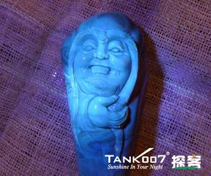 網上用紫光手電鑒定琥珀的帖子這么多，哪個是真假？